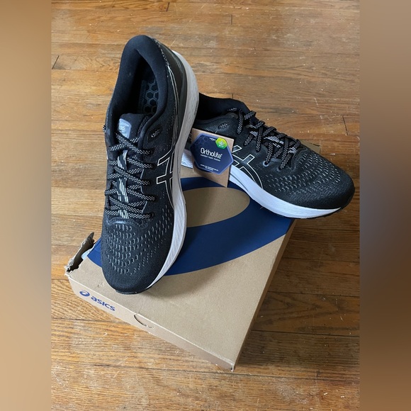 Women's 9.5 narrow/A/AA/2A Asics Gel Kayano 28 black-white new in distressed box - Picture 1 of 16